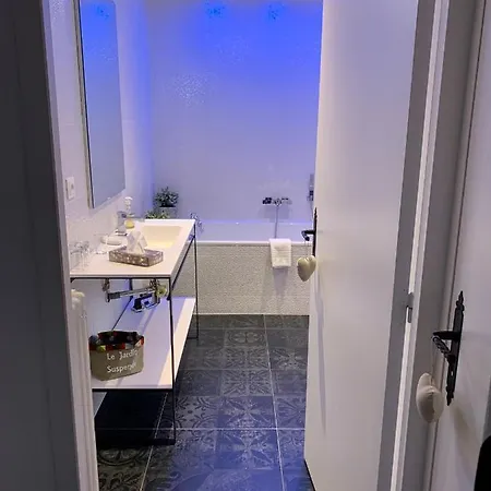 Bed and Breakfast Domaine Le Jardin Suspendu - Piscine Chauffee - Proche Parc Puy Dufou 4*